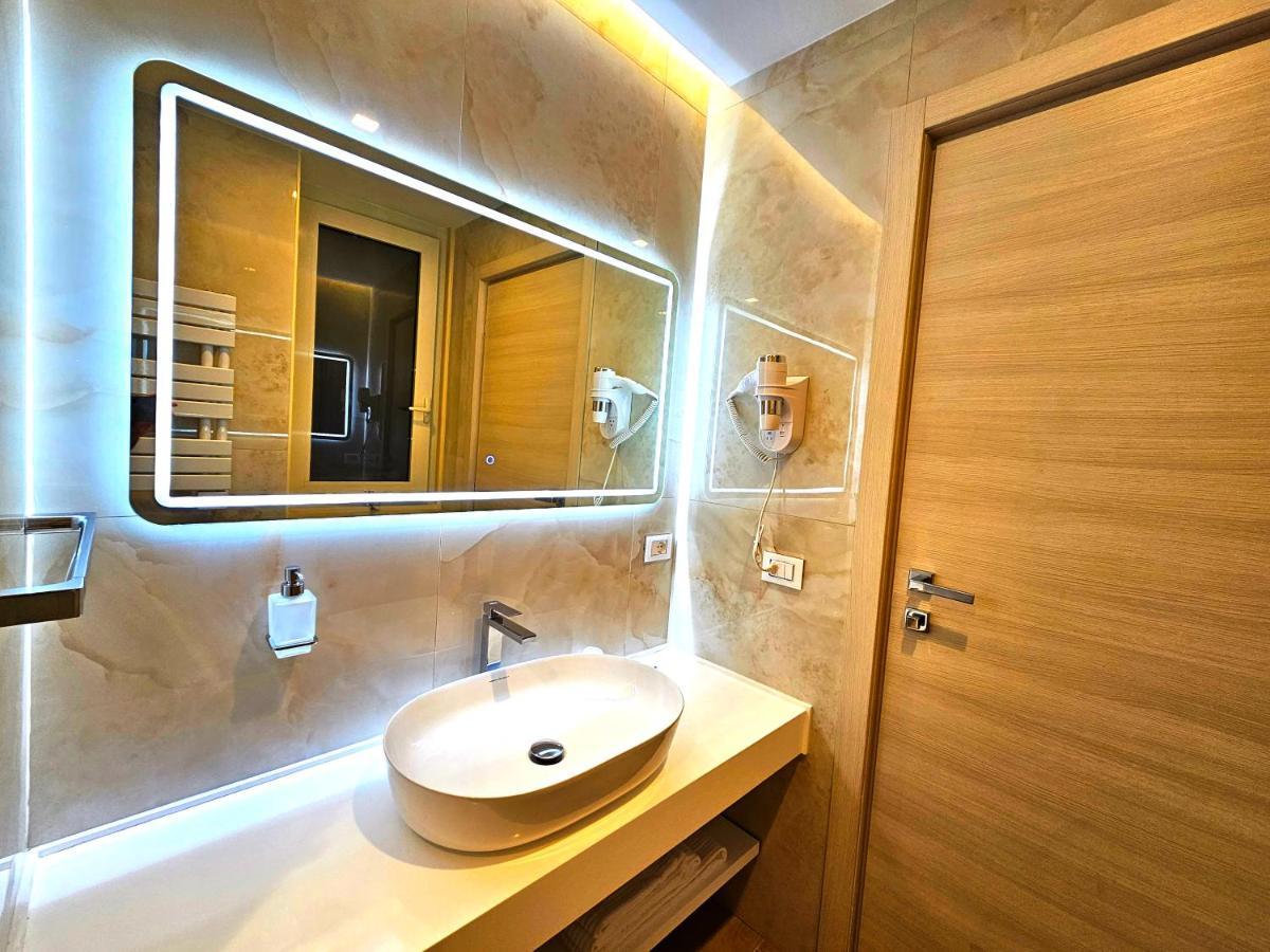 Astoria Supreme - Modern Boutique Suites เลชเช ภายนอก รูปภาพ